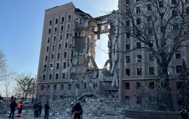 ДСНС дістала з-під завалів будівлі Миколаївської ОВА тіла 12 людей
