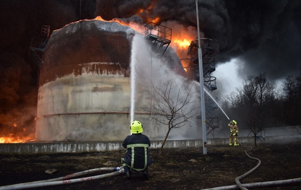 На Ровенщине вторые сутки тушат пожар на нефтебазе
