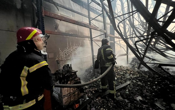 Под Киевом из-за обстрела сгорел продуктовый склад