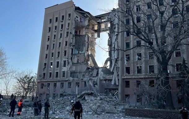 Удар по Миколаївській ОДА: рятувальники продовжують діставати людей