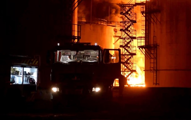 Пожежу на нафтобазі на Рівненщині ліквідували