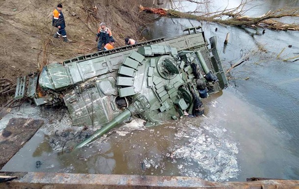 A Russian tank was raised from the bottom of the river in the Sumy region
