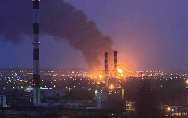 В Белгороде горит нефтебаза