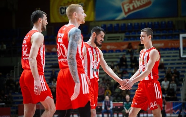 Сербські баскетболісти відмовилися тримати прапор на підтримку України