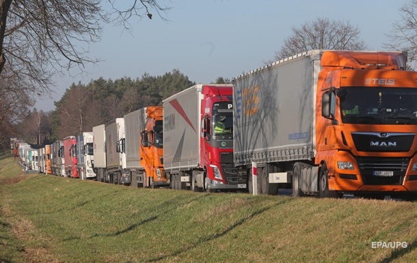 Польща посилила перевірку вантажівок на кордоні з Білоруссю