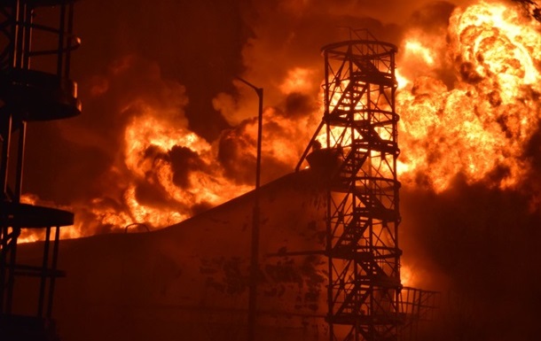 На Днепропетровщине войска РФ ударили по нефтебазе и заводу