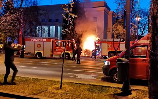 В Бухаресте в посольство РФ врезалось авто