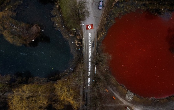 Литовские художницы создали  кровавый  пруд у посольства РФ в Вильнюсе