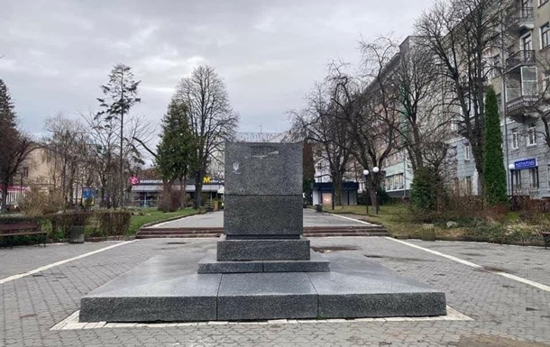Второй украинский город демонтировал памятник Пушкину