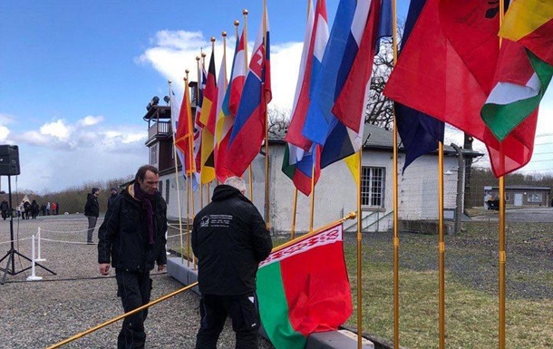 На церемонии в Бухенвальде заменили флаг Беларуси
