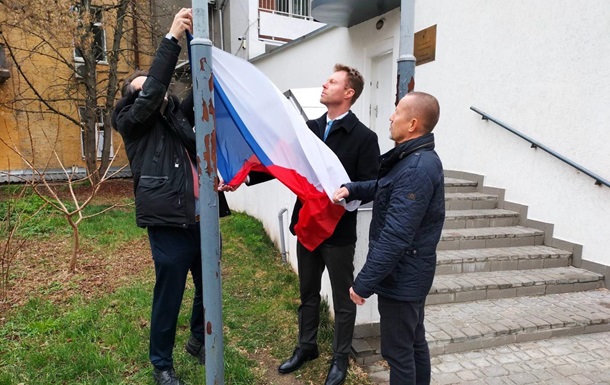 Посольства Чехии и Молдовы снова начали работу в Киеве
