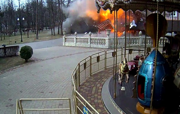 Обстрел парка в Харькове попал на видео