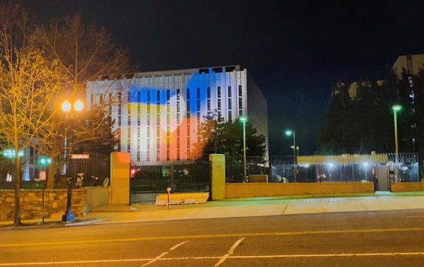 В США на здание посольства РФ вывели флаг Украины