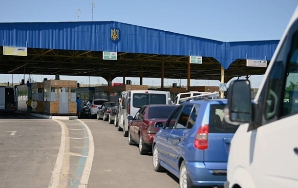 На кордоні з Польщею черги охочих безкоштовно оформити авто