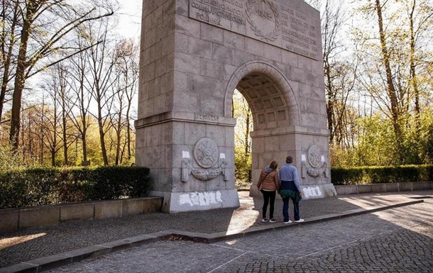 Поліція Берліна розслідує справу про паплюження меморіалу в Трептов-парку