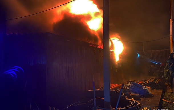 В Николаеве после обстрела загорелись дом и склад