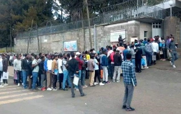  В Эфиопии перед посольством РФ выстроились в очередь сотни мужчин 