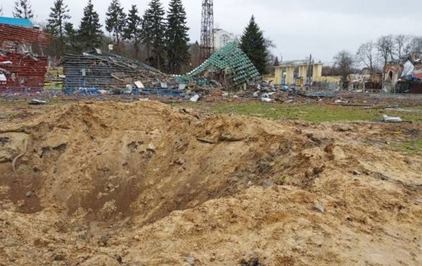 Окупанти знищили стадіон у Чернігові 500-кілограмовими бомбами