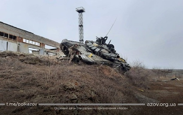 Бойцы Азова уничтожили в Мариуполе вражеские танки, БТР и БМП