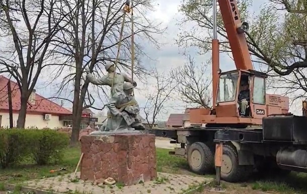 В Черновцах демонтировали два советских памятника