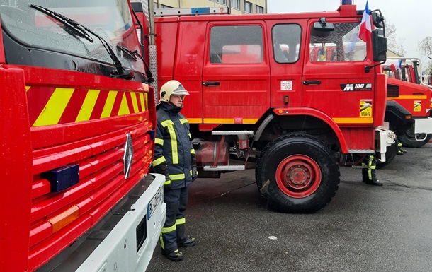 Франція передала Україні колону пожежної техніки