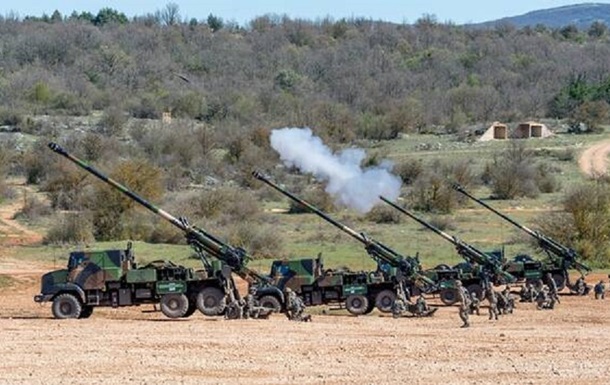 Макрон заявил, что Франция поставляет Украине ракеты и гаубицы