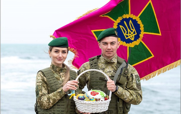 Украинских защитников поздравляют с Пасхой 