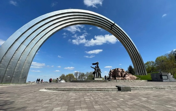 У Києві зносять монумент під Аркою дружби народів