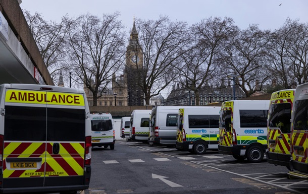 Британія подарувала Україні 22 машини швидкої допомоги і техніку для пожежників