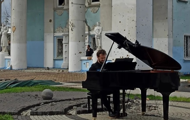 В Ірпені відомий піаніст зіграв біля зруйнованого Будинку культури