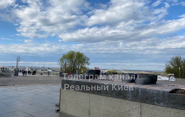 В Киеве снесли монумент под аркой Дружбы народов