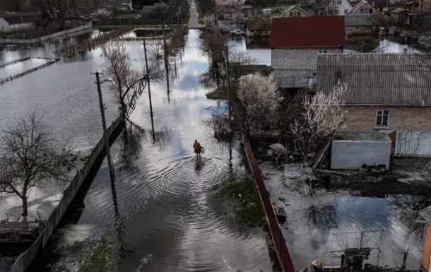 Появилось видео затопленного села на Киевщине 
