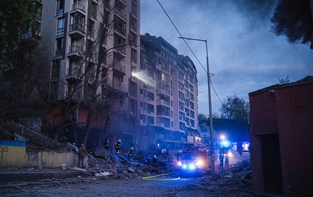 Чотирьох людей госпіталізовано після ракетного обстрілу Києва