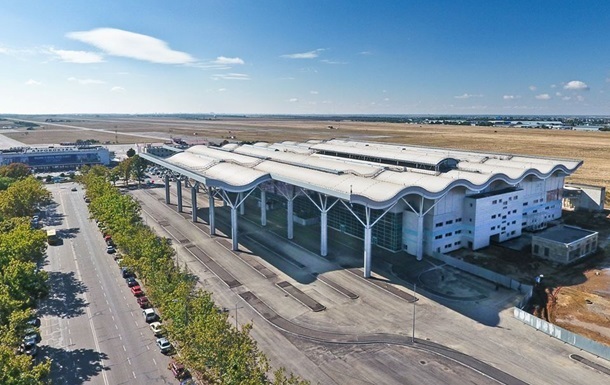 РФ ударила по Одесі, пошкоджено злітно-посадкову смугу аеропорту