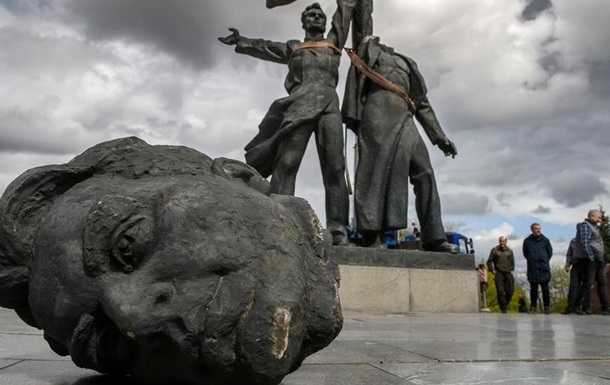 Арка дружби народів у Києві: скульптури прибрали,  ярмо  залишилося 