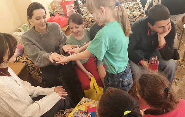 Джолі на Львівщині відвідала дітей із Луганська