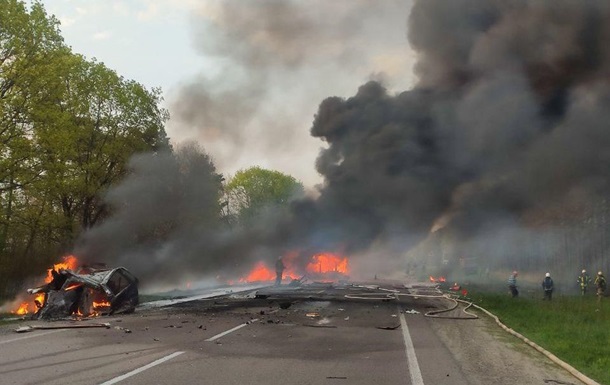 На Рівненщині в ДТП із бензовозом загинули 16 людей