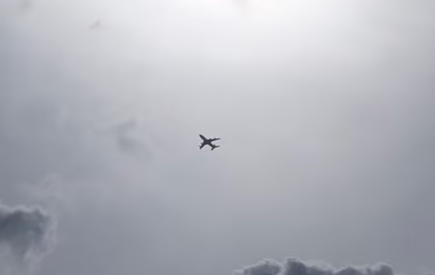 В небе над Москвой заметили  самолет судного дня  