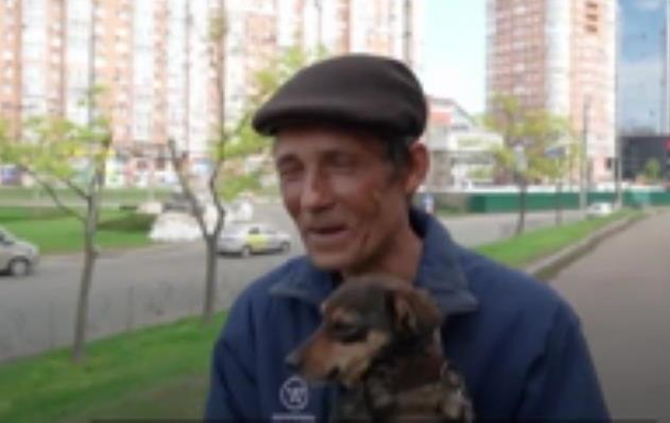 Житель Мариуполя прошел пешком 220 км вместе с собакой