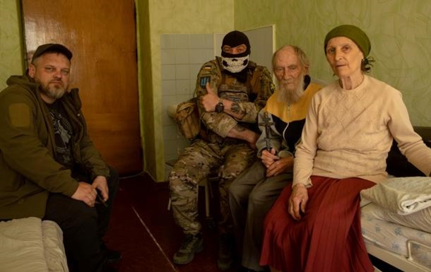 Бабушке с красным флагом военные РФ разгромили дом