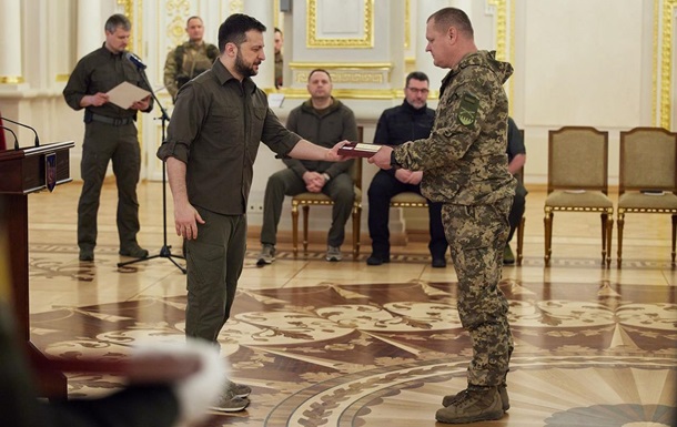 Зеленский вручил новую награду бойцам ВСУ