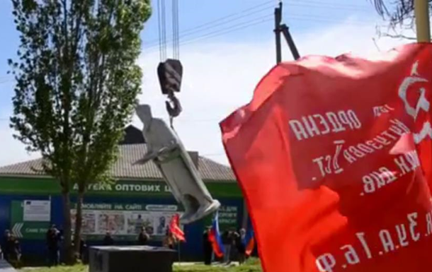 В окупованому Мангуші знесли пам`ятник гетьманові Сагайдачному