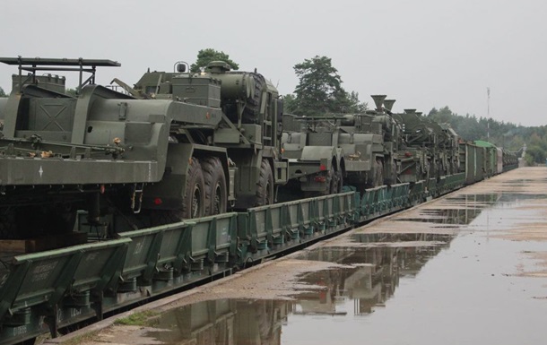 Белорусскую военную технику начали грузить на поезда - СМИ