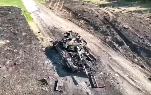 Захисники показали, як спалюють російські танки