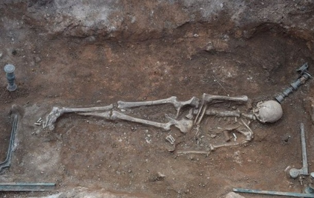 У Греції знайшли давній скелет жінки на бронзовому ліжку