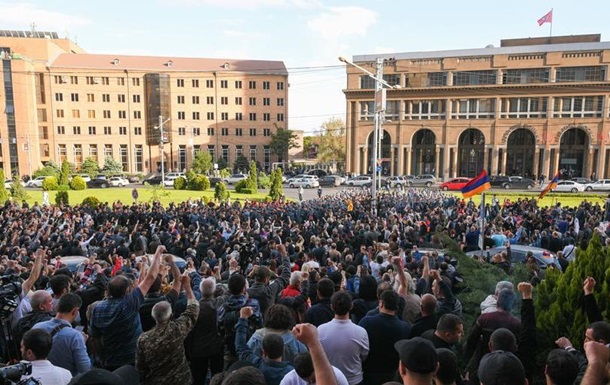 У центрі Єревана прихильники опозиції блокували мерію