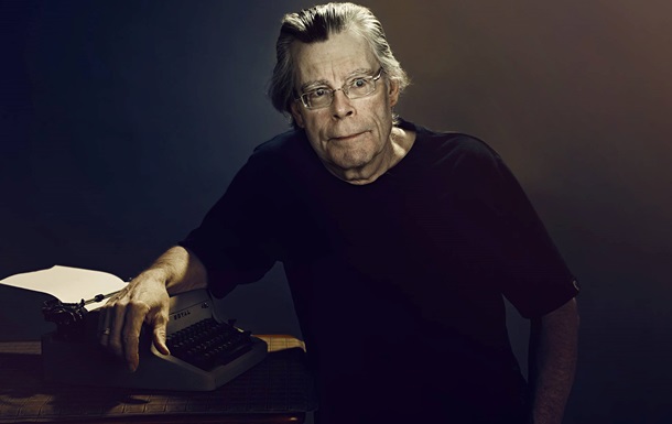Stephen King showed a cover with a yellow-blue Ukraine inscription