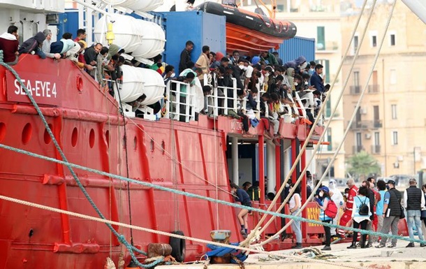 Німецьке судно доправило на Сицилію 58 врятованих біженців
