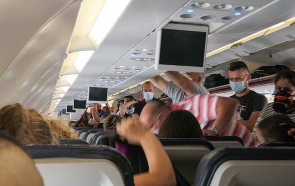 У ЄС скасували вимогу носити захисні маски на борту літаків