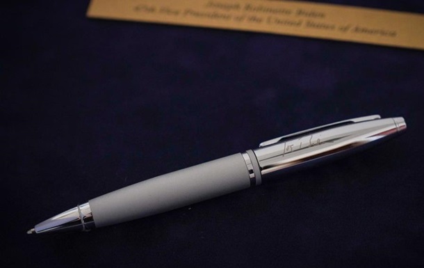 Іменну ручку Байдена виставили на аукціон задля підтримки ЗСУ
